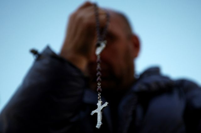 267대 교황을 선출하는 '콘클라베' 첫 투표에서 새 교황이 선출 불발됐다.사진은 지난7일(현지시각) 콘클라베 첫날 성 베드로 광장에 모인 한 사람이 묵주를 들고 있는 모습. /사진=로이터