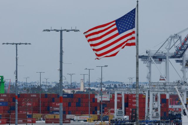 미·중 무역 갈등이 고조되는 가운데 미국과 중국이 이번 주 스위스에서 협상을 개시한다. 사진은 미국 캘리포니아주 로스앤젤레스 항구에서 중국 선적 컨테이너 근처에 미국 국기가 펄럭이고 있는 모습. /사진=로이터
