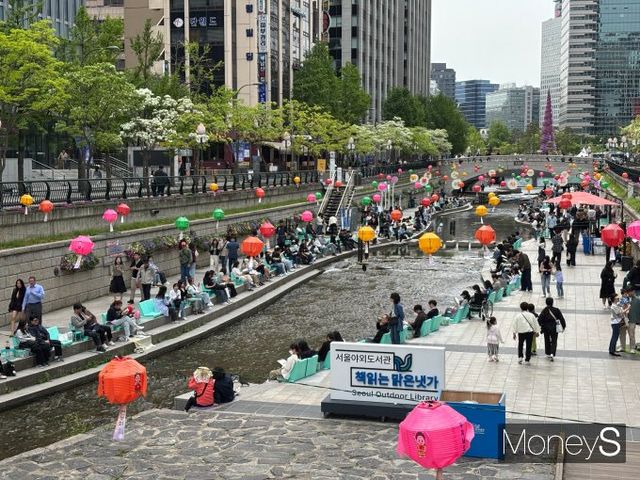 최근 야외공간에서 책을 읽으며 여유를 즐기는 북크닉 문화가 확산 중이다. 사진은 2일 청계천 '책읽는 맑은냇가'를 방문한 시민들./사진=박은서 기자
