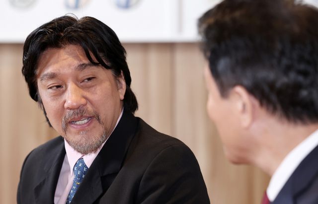 7일 에드워드 리 셰프가 서울시 홍보대사로 위촉됐다. 에드워드 리 셰프가 서울 중구 서울시청 집무실에서 열린 위촉식에서 오세훈 서울시장과 대화하고 있다. /사진=뉴시스