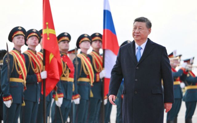 시진핑 중국 국가주석이 러시아의 2차 세계대전 전승절 80주년 행사에 참석 차 모스크바를 방문했다. 사진은 시진핑 중국 국가주석이 지난 7일(현지시각) 러시아 모스크바 공항에 도착한 환영식에서 의장대 앞을 지나가고 있는 모습. /사진=로이터