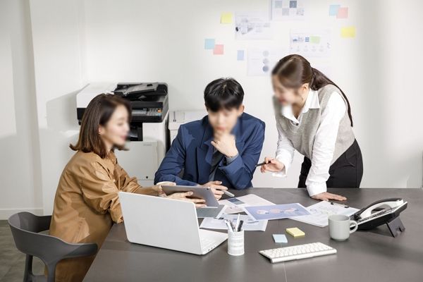 한국의 2040세대들이 인생에서 일을 가장 중요시한다는 조사 결과가 나왔다. 사진은 기사 내용과 직접적인 관련이 없음. /사진=이미지투데이