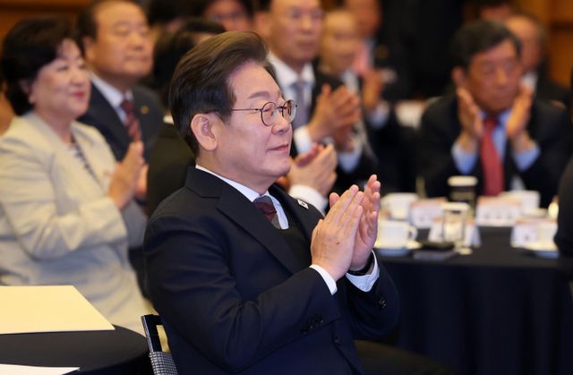 차기 대통령으로 이재명 더불어민주당 대선후보가 적합하다는 응답이 43%라는 여론조사 결과가 나왔다. 사진은 이재명 더불어민주당 대선후보가 8일 서울 중구 대한상공회의소에서 열린 대선후보 초청 경제5단체장 간담회에서 박수치는 모습. /사진=귝회사진기자단