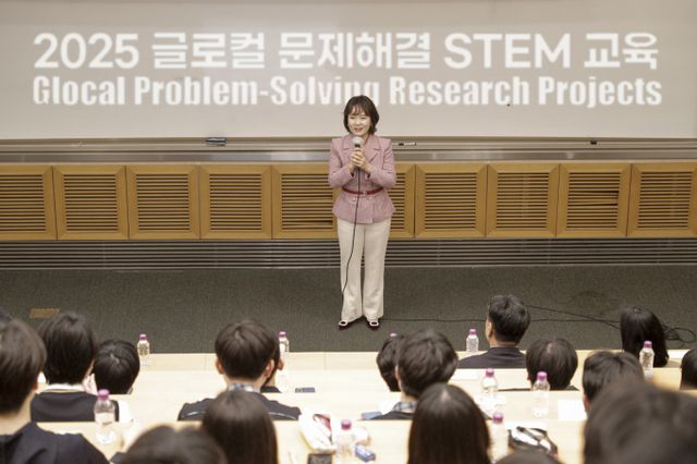 지엠한마음재단이 인천 고교생을 대상으로 연말까지 '2025 글로컬 문제해결 STEM 교육 프로그램'을 진행한다. 사진은 윤명옥 지엠한마음재단 사무총장이 한국뉴욕주립대학교에서 진행된 '2025 글로컬 문제해결 STEM 교육 프로그램' 발대식에 참석했던 모습. /사진=지엠한마음재단