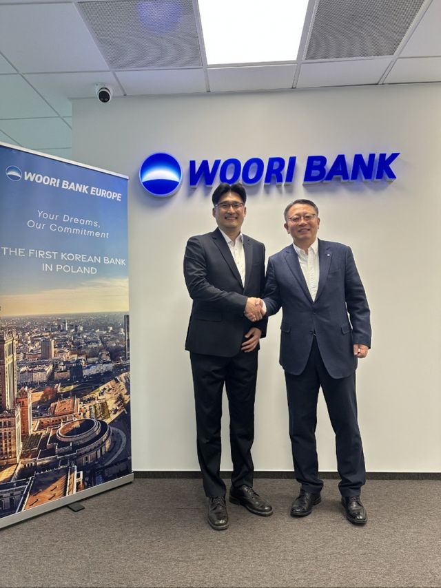 우리은행 정진완 은행장(오른쪽)이 지난 7일 폴란드지점에서 한국수자원공사 안정환 UKR재건추진단장과 미팅을 가진 뒤 악수를 나누고 있다./사진=우리은행
