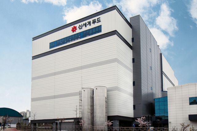신세계푸드는 올해 1분기 연결기준 매출 3586억원, 영업이익 79억원을 기록했다고 8일 공시했다. 각각 전년 동기 대비 6.1%감소, 69.7% 증가한 수치다. 사진은 신세계푸드 오산공장. /사진=신세계푸드