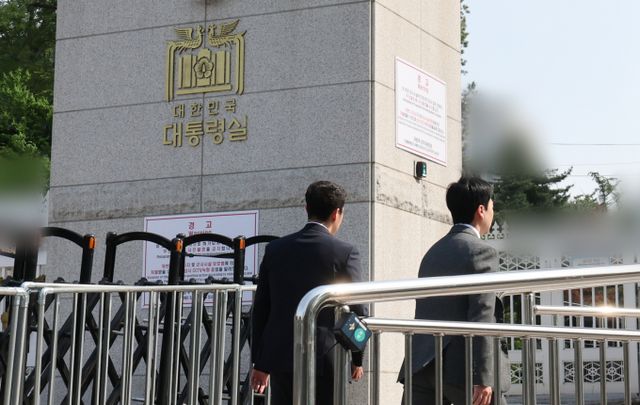 채 상병 사망 수사 외압 의혹을 조사 중인 고위공직자범죄수사처(공수처)가 국가안보실과 대통령비서실에 대한 압수수색을 6시간 만에 마쳤다. 사진은 지난 7일 채상병 사망 수사 외압 의혹을 수사 중인 공수처 수사관들이 대통령비서실과 국가안보실에 대한 압수수색을 시도하기 위해 서울 용산구 대통령실 민원실 출입구로 들어서는 모습. /사진=뉴스1