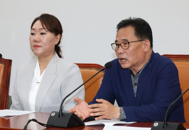 홍준표 전 대구시장 측근들이 정치 브로커 명태균 씨에게 여론조사를 의뢰하고 비용을 대납했다는 의혹과 관련해 경찰이 8일 미래한국연구소 전 소장 김태열 씨 대한 참고인 조사에 나섰다. 사진은 지난 21일 여의도 국회에서 열린 홍준표 캠프 불법 확인 및 검찰 봐주기 수사 규탄 기자회견에서 김태열 전 미래한국연구소장이 발언하고 있는 모습. /사진=뉴시스