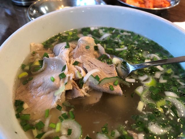 박찬일 셰프가 운영하는 광화문국밥의 돼지 국밥. /사진=다이어리알