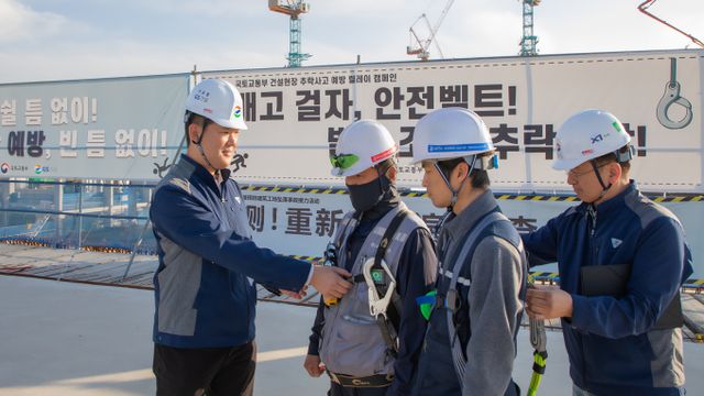 GS건설이 국토교통부가 주관하는 '추락사고 예방 릴레이 캠페인'에 동참했다. 사진은 허윤홍 GS건설 대표(사진 왼쪽)가 인천 송도 현장을 방문해 직원들의 안전장비를 직접 점검하는 모습. /사진=GS건설 제공