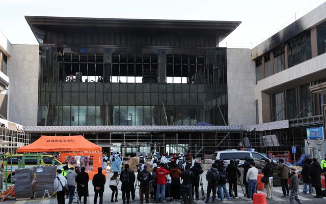 6명이 숨진 부산 반얀트리 복합리조트 신축공사장 화재 사건과 관련해 시행사와 시공사가 건물이 아직 완공되지 않았음에도 허위 감리 완료 보고서를 제출하도록 한 사실이 경찰 수사를 통해 드러났다. 사진은 지난 2월16일 부산 기장군 반얀트리 해운대 부산 리조트 신축 공사장 화재현장에서 관계 기관들이 화재원인을 밝히기 위한 합동감식을 벌이고 있는 모습. /사진=뉴시스