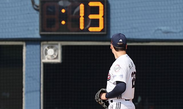 KBO리그에 새롭게 도입된 피치클록이 경기 시간을 13분 정도 단축했다는 집계 결과가 나왔다. 사진은 2025시즌부터 KBO리그에 도입된 피치클록의 모습. /사진=뉴스1 