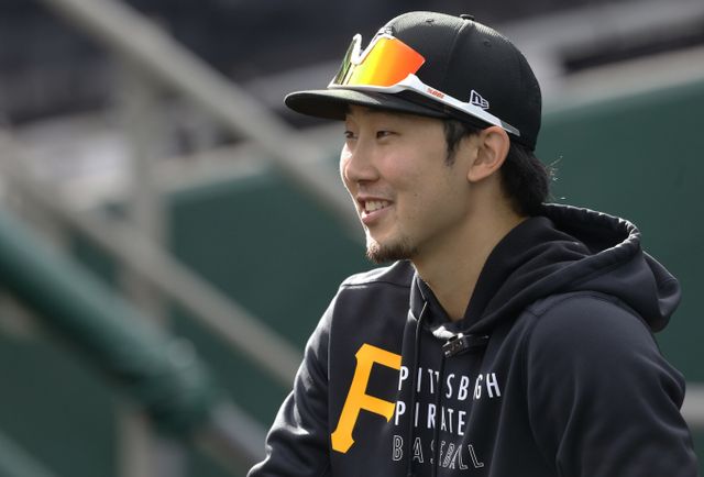 병역법 위반 혐의로 고발돼 여권 반납 명령을 받아 정부를 상대로 취소 소송을 제기한 야구선수 박효준(29)이 2심에서도 패소했다. 사진은 2021년 10월 2일 박효준 선수가 PNC 파크에서 신시내티 레즈와의 경기 전 더그아웃에서 미소 짓고 있는 모습. /사진=로이터