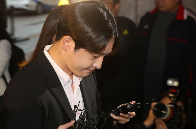 아이돌 그룹 '위너' 출신 가수 남태현(31)씨가 마약 투약 혐의 집행유예 기간 중 또다시 음주운전을 저질러 경찰 조사를 받았다. 사진은 2023년 10월19일 가수 남태현씨가 마포구 서부지방법원에서 진행된 첫 공판 기일에 출석하고 있는 모습. /사진=스타뉴스