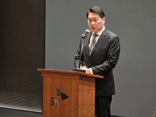 최태원 SK그룹 회장이 지난 7일 오전 서울 중구 SK텔레콤 본사에서 SK텔레콤 해킹 사고와 관련해 대국민 사과를 하고 있다. /사진=뉴시스