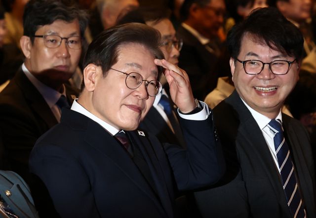 이재명 더불어민주당 대선 후보가 김문수 국민의힘 후보와 한덕수 무소속 예비후보의 단일화 논란에 대해 구체적인 언급을 피하면서도 "좀 웃기다"며 실소를 터뜨렸다. 사진은 이재명 더불어민주당 대통령 후보가 8일 오후 서울 영등포구 중소기업중앙회에서 열린 선거대책위원회 직능본부 민생정책 협약식에서 자리한 모습. /사진=뉴스1