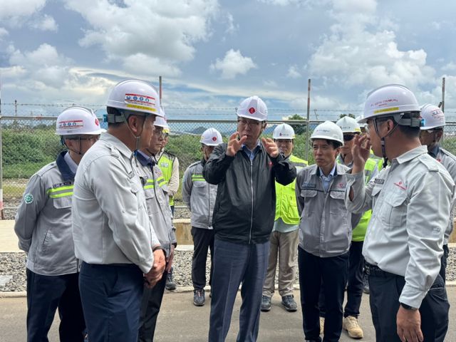 지난달 4일 이영준 롯데케미칼 대표가 인도네시아 라인프로젝트 현장을 찾아 직원들과 소통하고 있다. /사진=롯데케미칼 
