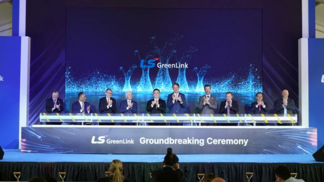 지난달 28일(현지시각) 버지니아주 체사피크(Chesapeake)시LS그린링크 착공식에서 글렌 영킨(Glenn Youngkin) 버지니아 주지사, 구본규 LS전선 대표, 릭 웨스트(Rick West) 체사피크 시장(오른쪽 5번째부터) 등 참석자들이 기념촬영을 하고 있다. /사진=LS전선