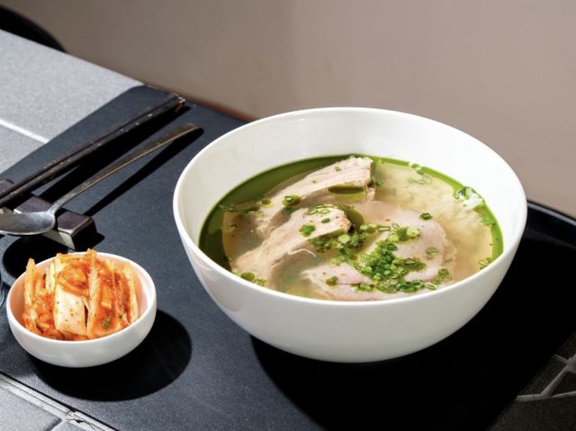 청양고추와 케일로 만든 초록색 기름이 독특한 풍미를 자아내는 안암의 돼지 국밥. /사진=다이어리알