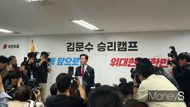 김문수 국민의힘 대선 후보가 8일 오전 서울 여의도 캠프에서 긴급 기자회견을 진행했다. 사진은 기자회견에 참석한 김 후보. /사진=김동욱 기자