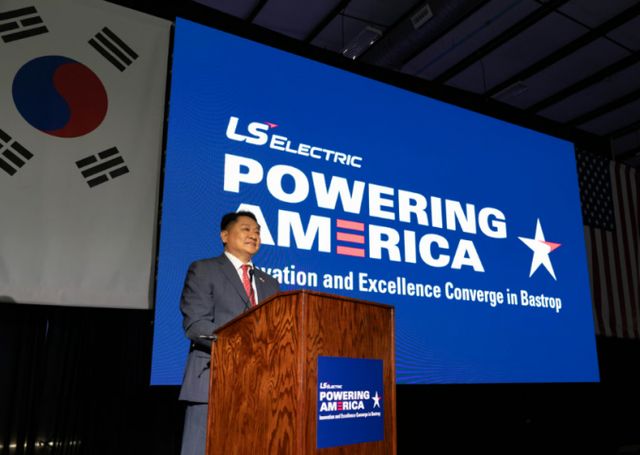 LS일렉트릭이 지난달 14일(현지시간) 텍사스주 배스트럽시에 'LS일렉트릭 배스트럽 캠퍼스' 준공식을 개최했다. 이날 준공식에서 구자균 LS일렉트릭 회장이 환영사를 하는 모습. /사진=LS일렉트릭