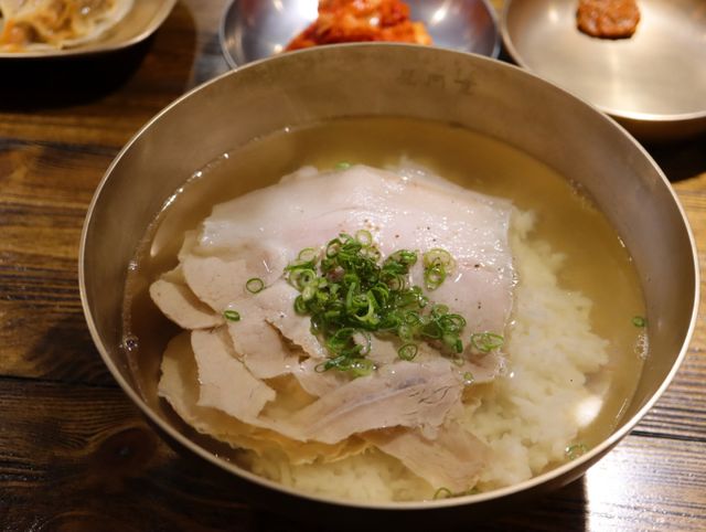 고기로만 우린 맑고 담백한 국물을 기반으로 한 신개념 돼지곰탕의 시대가 열렸다. 사진은 맑은 돼지곰탕의 유행을 이끈 '옥동식' 곰탕. /사진=다이어리알