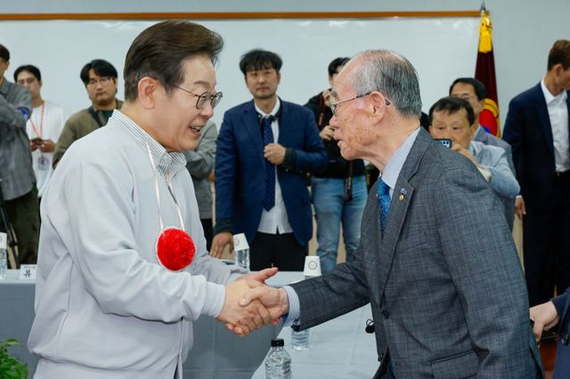 사진은 이재명 더불어민주당 대통령 후보가 2차 골목골목 경청투어 마지막 날인 지난 7일 오후 전북 익산시 대한노인회 익산지회에서 열린 임원과의 간담회에서 참석자들과 인사하는 모습. /사진=뉴스1