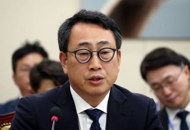 [서울=뉴시스] 고승민 기자 = 8일 서울 여의도 국회에서 열린 과학기술정보방송통신위원회 전체회의 SK텔레콤 해킹 관련 청문회에서 유영상 SKT 사장이 의원 질의에 답하고 있다. 2025.05.08. kkssmm99@newsis.com /사진=고승민