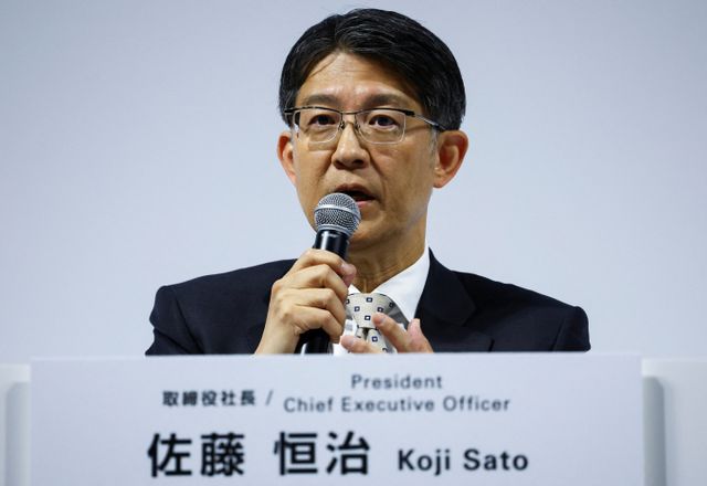 일본 도요타 자동차가 올해 순이익이 전년 대비 35% 감소할 것이라고 전망했다. 사진은 사토 코지 도요타 CEO가 8일 일본 도쿄에서 재무실적에 대해 브리핑을 하는 모습. /사진=로이터