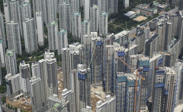 국토부는 기준 강화에 따른 업계 부담을 줄이기 위해 기여금이나 신재생에너지 공급인증서(REC) 구매 등을 통한 대체 인정 방안을 검토하고 있다. 사진은 지난 7일 서울 송파구 롯데월드타워 스카이전망대에서 본 잠실 주변 아파트 단지 모습. /사진=뉴시스