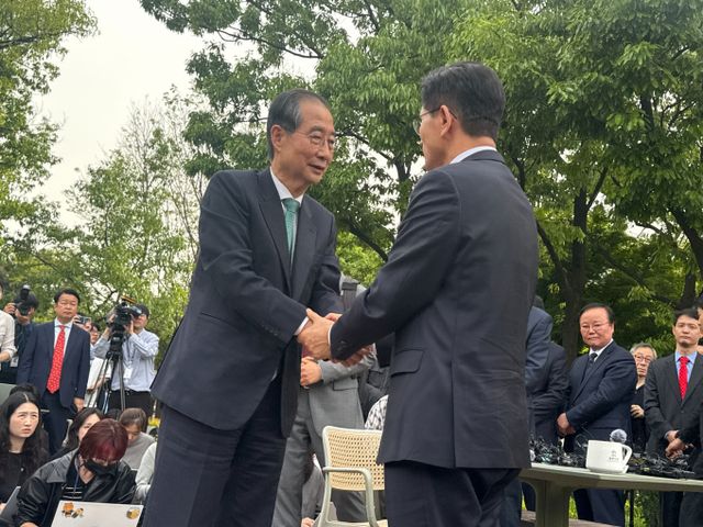 한덕수 무소속 대선 예비후보와 김문수 국민의힘 대선 후보가 8일 서울 여의도 국회 사랑재에서 단일화를 위한 2차 회동을 가졌다. /사진=김서연 기자