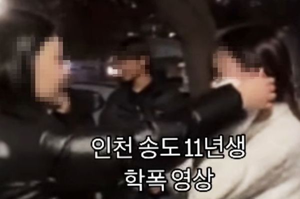 인천 송도에서 또래 여중생 뺨을 여러 차례 때린 가해 학생이 폭행 혐의로 불구속 입건됐다. 사진은 여중생이 동급생의 뺨을 여러 차례 때리는 모습. /사진=온라인 커뮤니티 캡처