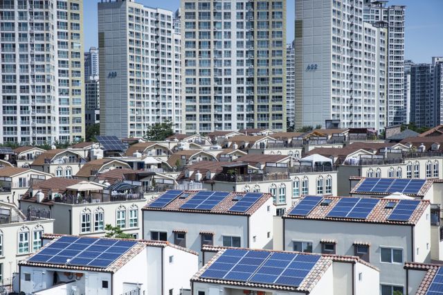 다음 달 말 민간 아파트에 제로에너지건축물(ZEB·Zero Energy Building) 설계 기준이 의무 적용된다. 초고층 실증 분석은 이뤄지지 않아 실제 입주자의 편익은 미미할 것이라는 지적이 제기된다. /사진=이미지투데이