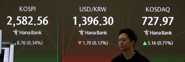 코스피와 코스닥지수가 상승 출발한 8일 오전 서울 중구 하나은행 딜링룸 전광판에 지수가 표시되고 있다./사진=뉴시스 