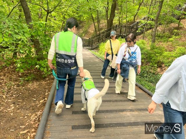 2일 오후 서울 노원구 불암산 부근에서 권순아씨와 반려견이 순찰 활동을 하고 있다. /사진=이다빈 기자