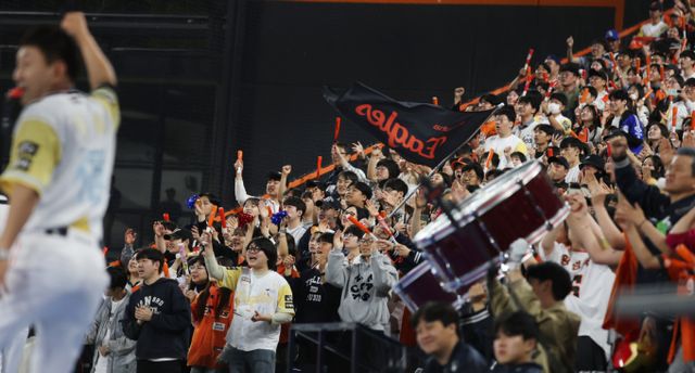 한화 이글스가 빙그레 이글스 시절 달성한 리그 14연승에 도전한다. 사진은 지난 7일 대전 한화생명볼파크에서 열린 2025 신한 SOL뱅크 KBO리그 한화 이글스와 삼성 라이온즈 경기를 보기 위해 모인 야구 팬들의 모습. /사진=뉴스1