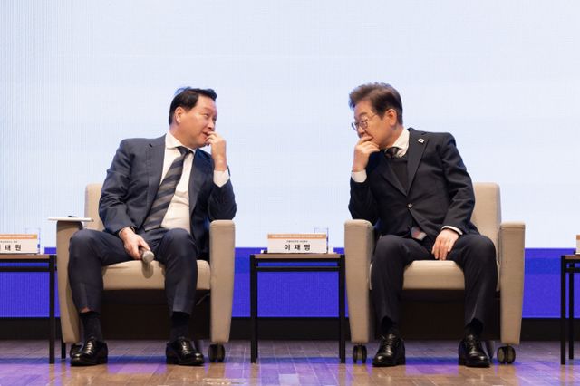 이재명 더불어민주당 대선 후보가 경제 5단체 초청 간담회에 참석해 경제 행보에 나섰다. 사진은 이재명 더불어민주당 대선후보가 8일 오전 서울 중구 대한상공회의소에서 열린 대선후보 초청 경제5단체장 간담회에서 최태원 대한상의 회장과 대화하는 모습. /사진=국회사진기자단