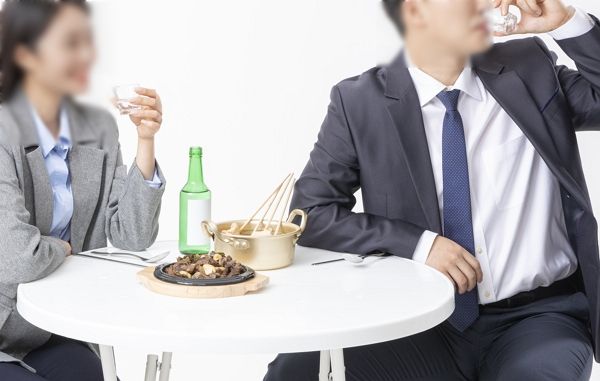 이혼 숙려 기간 중 남편에게 우울증 약을 탄 소주를 먹인 베트남 국적의 아내가 검찰에 넘겨졌다. 사진은 기사 내용과 직접적인 관련이 없음. /사진=이미지투데이