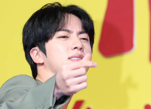  지난해 그룹 방탄소년단(BTS) 멤버 진(본명 김석진·33)에게 기습 입맞춤을 한 일본인 여성이 검찰에 송치됐다. 사진은 지난달 15일 서울 종로구 JW메리어트 동대문 스퀘어 서울에서 열린 넷플릭스 새 예능 '대환장 기안장' 기자간담회에 참석한 방탄소년단(BTS) 멤버 진. /사진=뉴스1