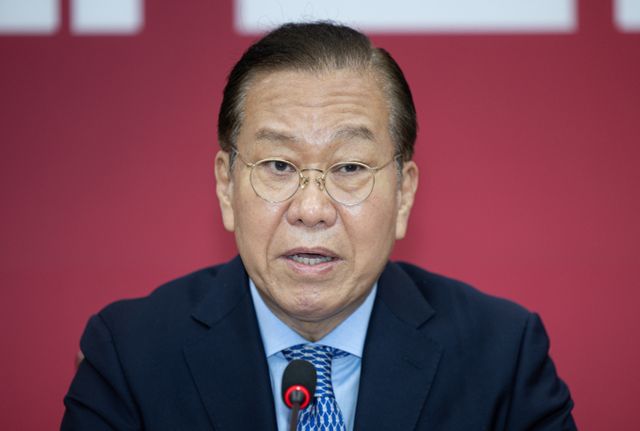 권영세 국민의힘 비상대책위원장이 대선 후보 단일화 관련 입장을 밝혔다. 사진은 8일 서울 여의도 국회에서 기자간담회를 진행한 권 위원장. /사진=뉴스1