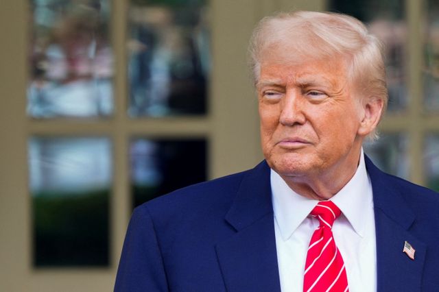 도널드 트럼프 미국 대통령이 지난 8일(이하 현지시각) 영국과의 무역협정에 합의했다. 사진은 트럼프 대통령이 지난 8일 미국 워싱턴D.C 백악관에서 주의를 둘러보는 모습. /사진=로이터