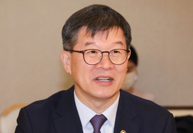 이기일 보건복지부 제1차관은 "결혼하지 않아도 아이를 낳을 수 있는 제도를 만들겠다"고 8일 밝혔다. 사진은 이기일 보건복지부 제1차관이 장기요양위원회 회의에서 모두발언을 하고 있는 모습/사진=뉴스1 