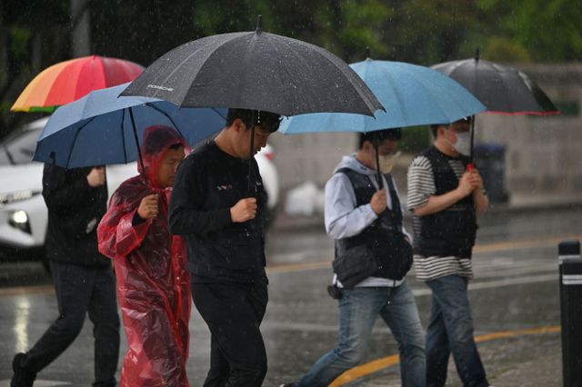 9일 전국이 대체로 흐리고 비가 내릴 예정이다. 사진은 지난 1일 광주 서구 광주시청 앞을 지나는 시민들의 모습. /사진=뉴시스