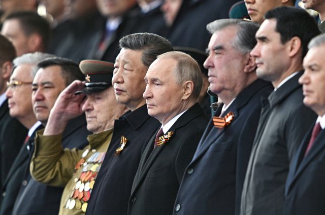 블라디미르 푸틴 러시아 대통령이 러시아 모스크바에서 열린 2차 세계대전 전승절 80주년 열병식에 참석했다. 사진은 9일(현지시각) 러시아 모스크바 크렘린 궁전 붉은 정원에서 열린 2차 세계대전 전승절 80주년 열병식에 참석한 시진핑 중국 국가주석(왼쪽)과 블라디미르 푸틴 러시아 대통령의 모습. /사진=로이터