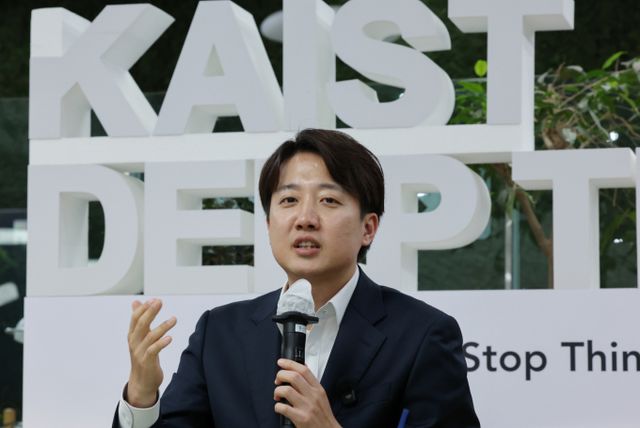 이준석 개혁신당 대선 후보가 9일 다가구 자녀 차량에 '핑크색 번호판'을 도입하겠다고 공약했다. 사진은 지난 7일 대전 유성구 한국과학기술원(KAIST)에서 학생들과 '2030 현장 청취' 간담회를 하는 이 후보. /사진=뉴스1