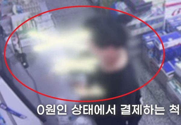 무인점포를 방문해 허공에 바코드를 태그하는 척만 하고 물건을 훔친 절도범이 붙잡혔다. 사진은 허공에 바코드를 찍으며 결제하는 척하는 범인의 모습. /사진=유튜브 채널 '서울경찰' 캡처