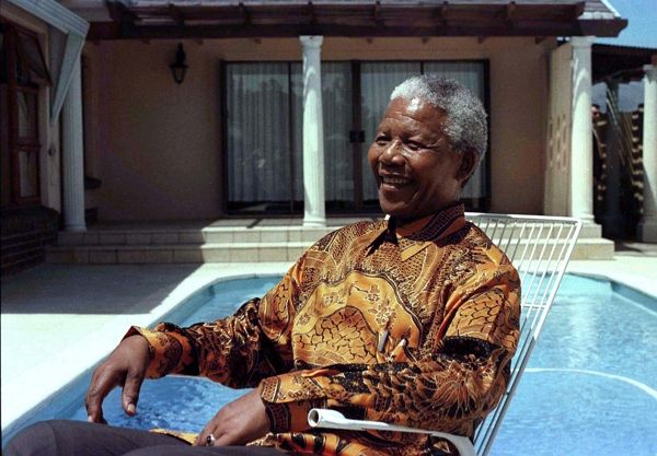 1994년 5월10일(현지시각) 남아프리카 공화국 최초의 흑인 대통령 넬슨 만델라가 취임했다. 사진은 넬슨 만델라가 남아프리카 공화국 케이프타운 근처 파를에 있는 빅터 버스터 교도소의 옛집 수영장에서 기자들과 대화하는 모습./사진=로이터