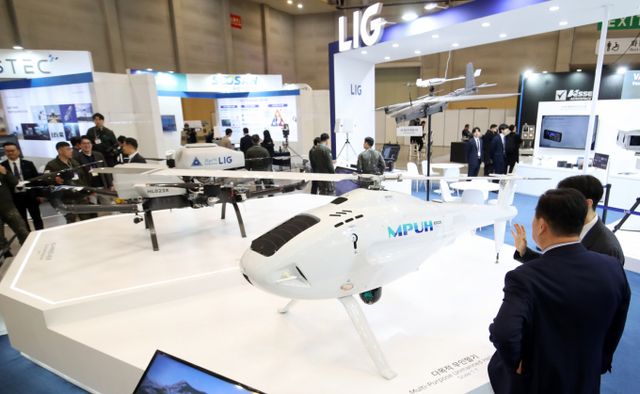 부산 해운대구 벡스코 제1전시장에서 열린 'DSK 2025(드론쇼코리아)'에서 관람객들이 LIG넥스원부스에 전시된 하이브리드 수송드론 다목적 무인헬기 등 다양한 드론을 살펴보고 있다. /사진=(부산=뉴스1) 윤일지 기자