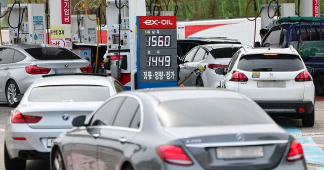 주유소 휘발유와 경유 가격이 모두 상승했다. 사진은 지난달 27일 서울 서초구의 한 주유소로 차량들이 들어서는 모습. /사진=뉴스1
