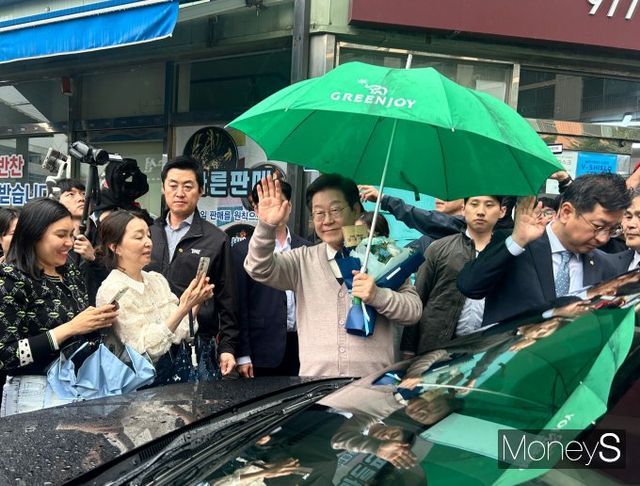 이재명 더불어민주당 대통령 후보가 당의 전통적 험지인 경북을 찾았다. 사진은 9일 경북 칠곡군을 방문한 이 후보의 모습. /사진=김성아 기자